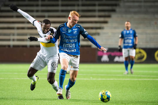 AIKs Henok Goitom och Norrbys Wilhelm Ärlig i kamp om