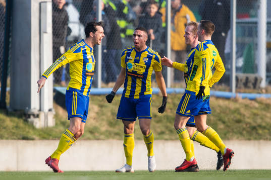 Eskilsminnes Filip Egger jublar med lagkamrater efter att han gjort 1-0