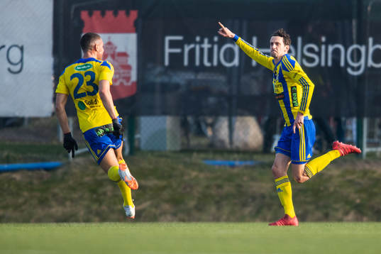Eskilsminnes Filip Egger jublar efter att han gjort 1-0