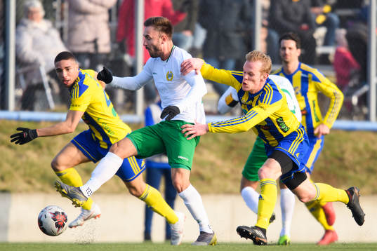 Hammarbys Muamer Tankovic i kamp med Eskilsminnes Philip Petersson