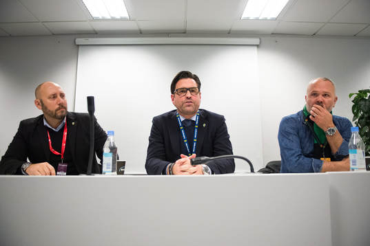 IFK Göteborgs klubbdirektör Max Markusson,  matchdelegaten från Svenska Fotbollsförbundet Nicklas Bengtsson och Gais ordförande Glenn Heiman vid presskonferensen