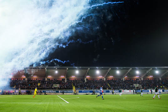 Lagen lämnar planen när fyrverkerierna närmar sig