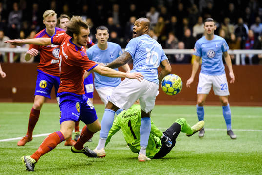 Östers Månz Karlsson och Malmö FFs Carlos Strandberg