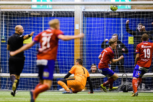 Östers Gustav Ahrn jublar efter 2-1