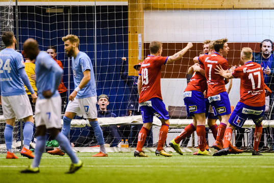 Östers Gustav Ahrn jublar med lagkamrater efter 2-1