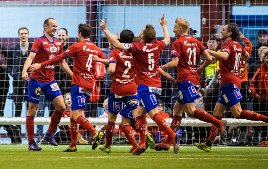 Östers Dragan Kapcevic jublar efter sitt 1-0 mål tillsammans med lagkamrater