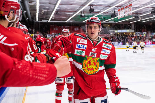 Moras Michael Haga jublar