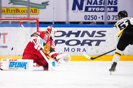 Brynäs Tomi Sallinen gör 1-1 bakom Moras målvakt Janne