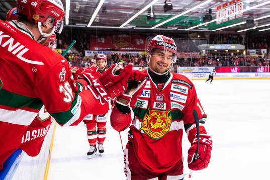 Moras Kevin Gagné jublar