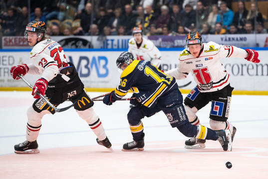 Örebros Christopher Mastomäki och Glenn Gustafsson i kamp