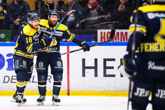 s Joakim Andersson jublar med Robin Figren