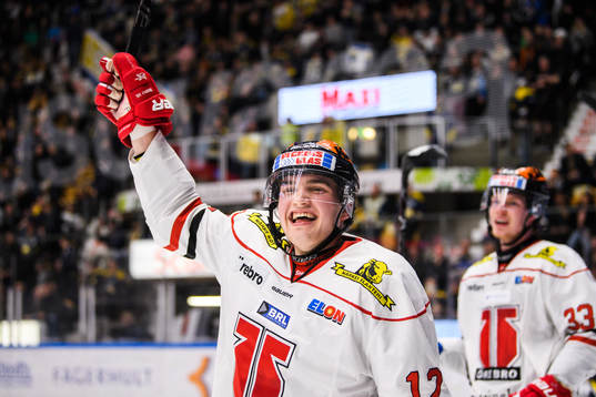 Örebros Glenn Gustafsson jublar