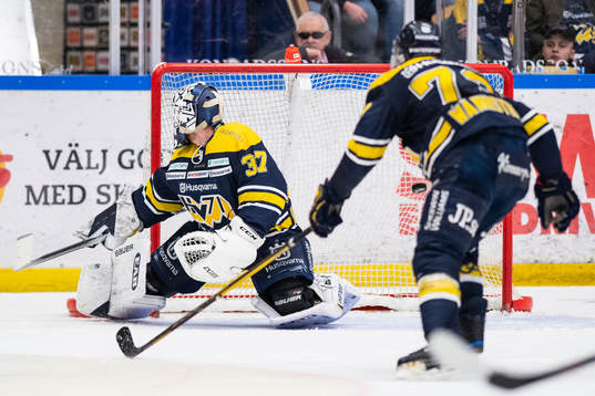 s målvakt Jonas Gunnarsson släpper in 0-2 från Örebros