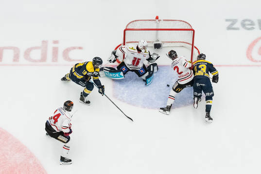 s Joakim Andersson och Oscar Sundh oroar framför Örebros