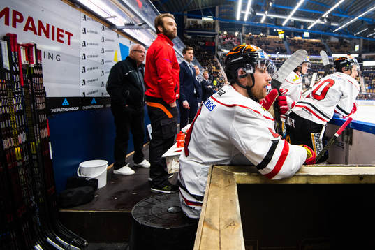 Örebros Tylor Spink sitter på en hink