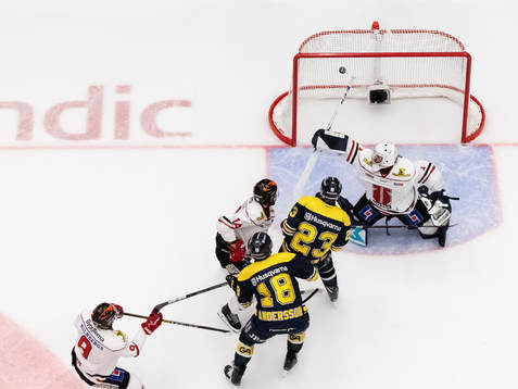 s Robin Figren reducerar till 1-2 bakom Örebros målvakt