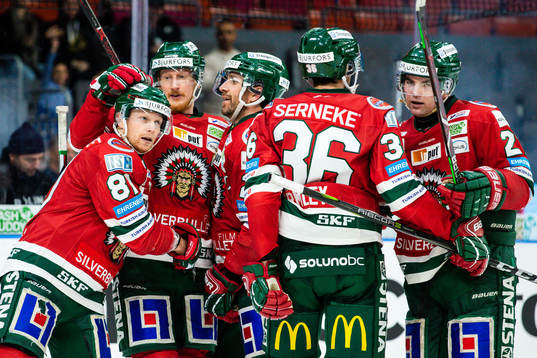 Frölundas Simon Hjalmarsson jublar med lagkamrater