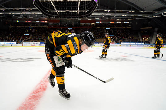 Skellefteås Linus Lindström grinar illa