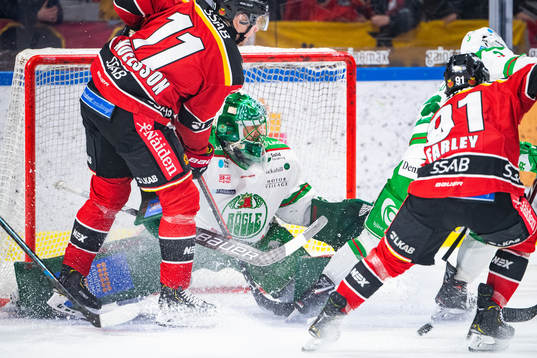 Luleås Petter Emanuelsson och Rögles målvakt Ville