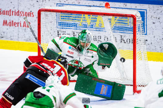 Luleås Petter Emanuelsson skjuter på Rögles målvakt