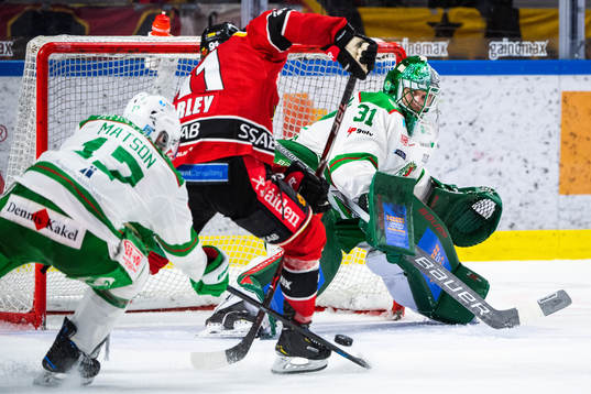 Luleås Austin Farley och Rögles målvakt Ville Kolppanen