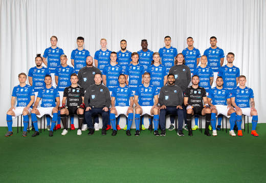 Robin Strömberg, Enes Poyraz, Wilhelm Ärlig, Jasin Khayat, Marwan Bazi, Abdo Saidi, Abbas Mohamad. Mittenledet från vänster: Dijan Vukojevic, Daniel Sijan, fystränare Magnus Hellman Driessen, Hugo Svensson, Alexander Salo, Didric Andersson, assisterande tränare Marcus Översjö, Jesper Brandt, Dardan Rexhepi. Sittande från vänster: Adam Ericsson, Alen Krasnici, Erik Ekström, assisterande tränare Fredrik Berglund, Jonathan Azulay, Nicklas Savolainen, huvudtränare Mohammed Ali Khan, Mergim Krasniqi, Ricky Yarsuvat, Anton Maikkulla.