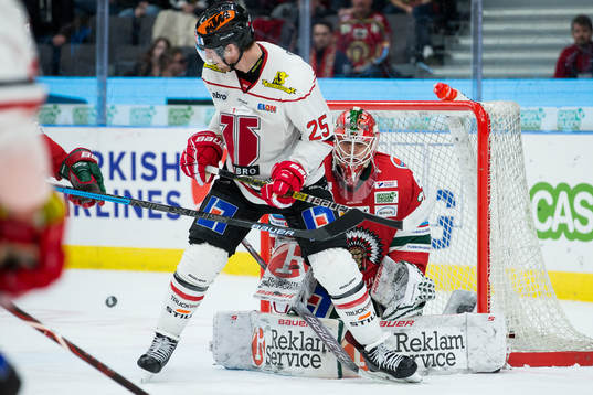 Örebros Anton Hedman täcker Frölundas målvakt Johan