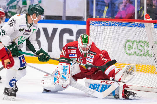 Färjestads Carl Jakobsson och Moras målvakt Janne Juvonen