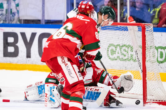 Färjestads Carl Jakobsson och Moras målvakt Janne Juvonen