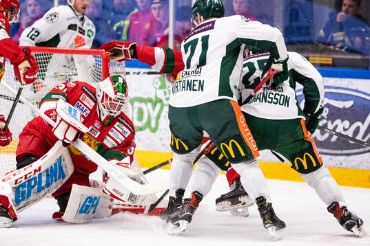 Moras målvakt Janne Juvonen och Färjestads Jesse Virtanen