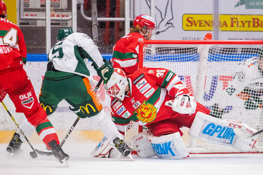 Färjestads Gustav Rydahl framför Moras målvakt Janne