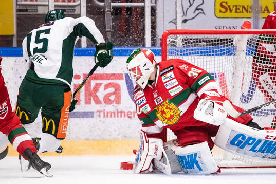 Färjestads Gustav Rydahl och Moras målvakt Janne Juvonen