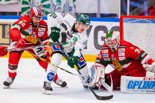 Moras Niki Petti och målvakt Janne Juvonen