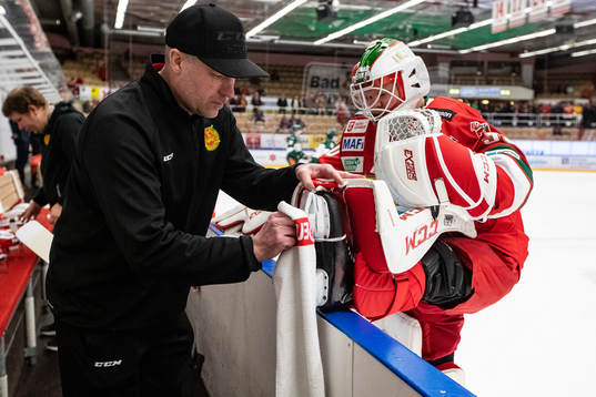 Moras materialförvaltare Håkan Bogg fixar skidor på