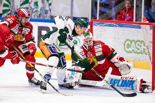 Moras Niki Petti och målvakt Janne Juvonen och Färjestads