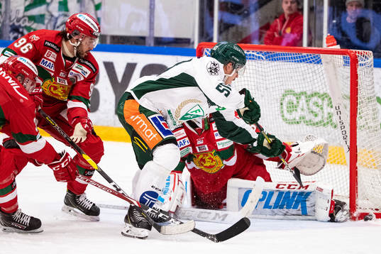 Moras Niki Petti och målvakt Janne Juvonen och Färjestads