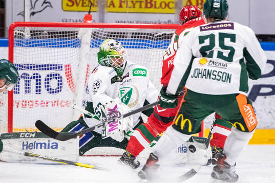 Färjestads målvakt Markus Svensson och Martin Johansson