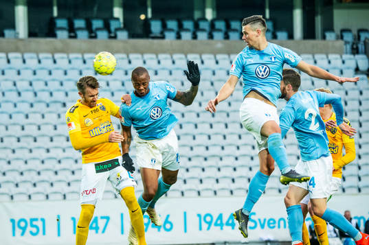 Malmö FFs Carlos Strandberg och Marcus Antonsson mot