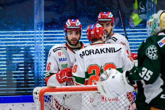 Moras Niki Petti jublar