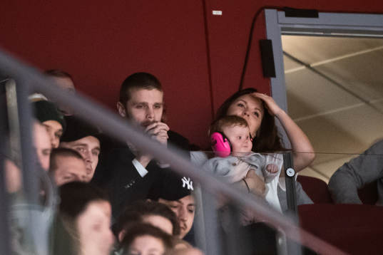 Förre Färjestads spelaren Anton Grundel firades med