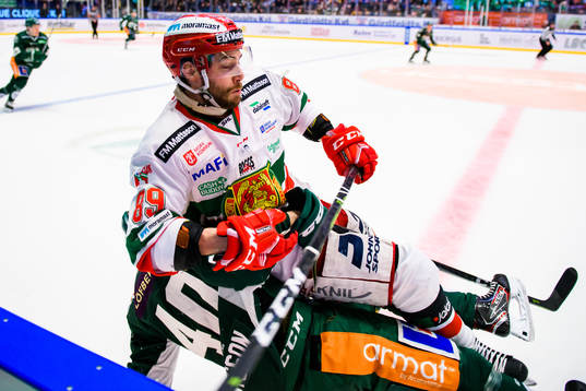 Moras Ryan Johnston och Färjestads Christopher Bengtsson