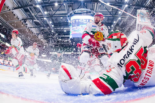 Moras Andrew Rowe och målvakt Christian Engstrand