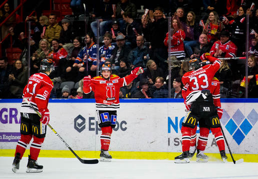 Örebros Glenn Gustafsson jublar med Nick Ebert vid 1-0