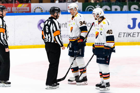 Djurgårdens Jacob Josefson och Daniel Brodin diskuterar