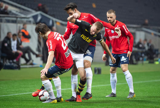 s Sebastian Larsson i en duell med Örgrytes Filip Almström Tähti och Oliver Stanisic under fotbollsmatchen i Svenska cupen mellan AIK och Örgryte den 2 mars 2019 i Stockholm.