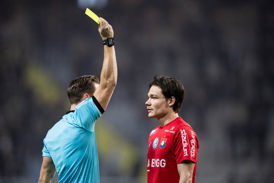 Örgrytes Filip Almström Tähti får ett gult kort