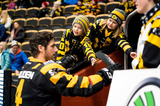 Skellefteås Bud Holloway  hälsar på fans