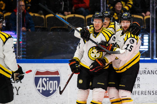  Brynäs Nicklas Danielsson , Jesper Boqvist och Simon Bertilsson jublar efter 0-1