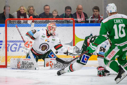Rögles Matt Carey gör 2-2 bakom Frölundas målvakt Johan