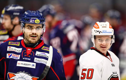 Linköpings Almen Bibic pratar med Malmö Redhawks Tobias